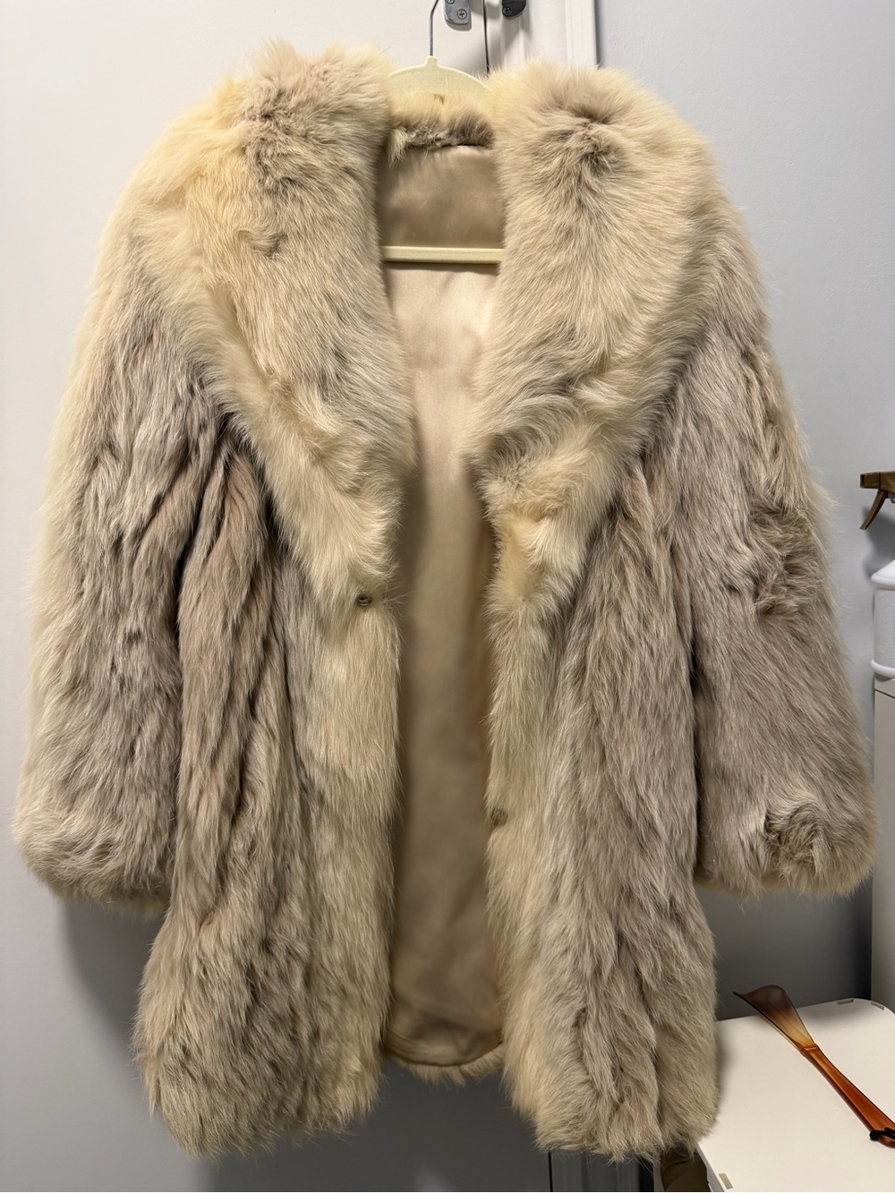Vintage Plush Beige Faux Fur Coat with Luxurious Collar